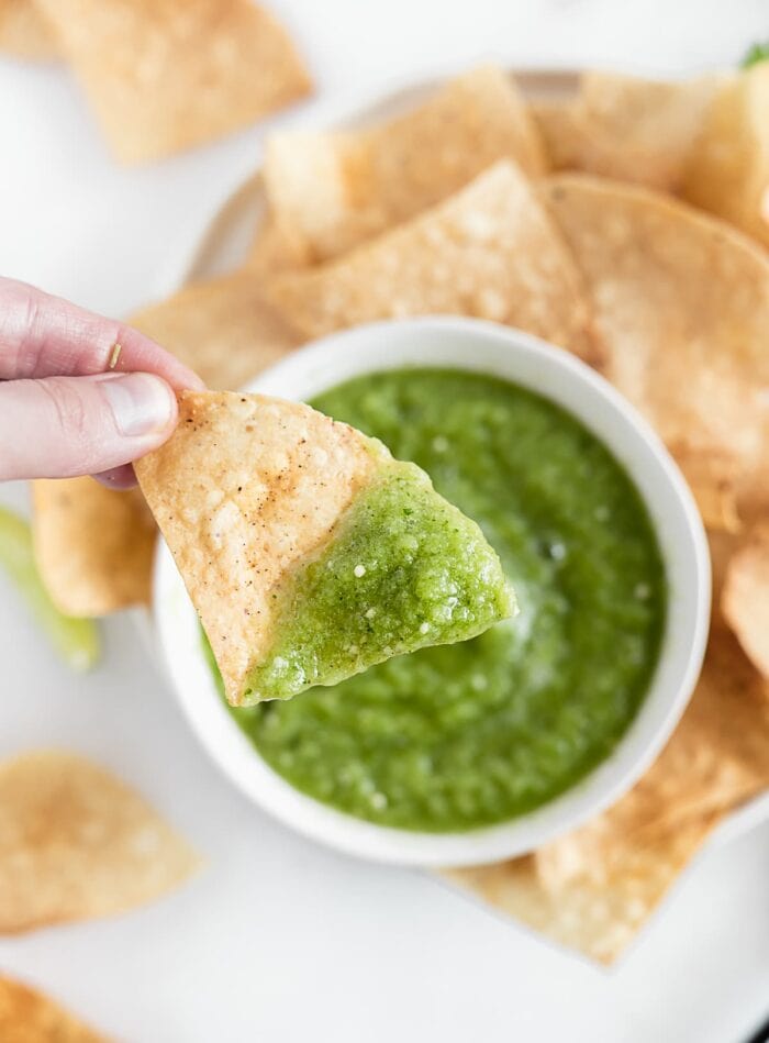 Hatch chile salsa verde op een chip.