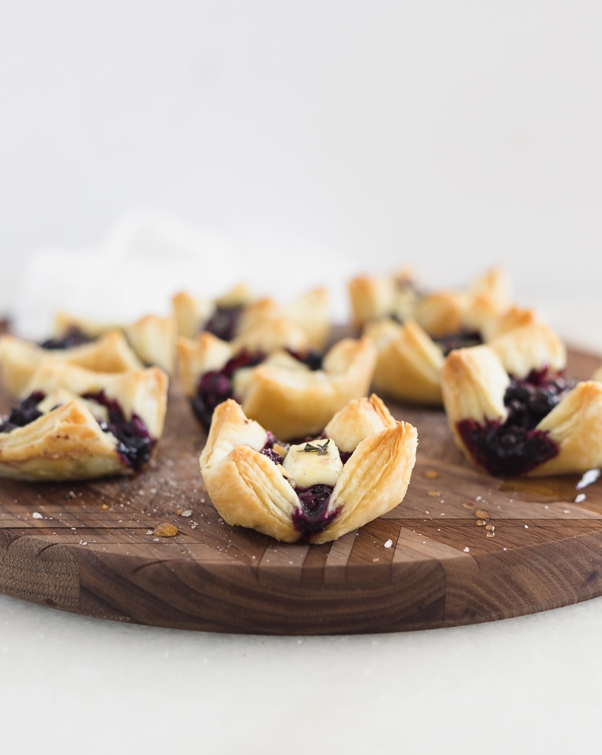 Wild Blueberry and Brie Puff Pastry Bites are the perfect appetizers for any holiday gathering. With only 5 ingredients and filled with gooey brie and wild blueberries, they're sure to please all of your guests this Thanksgiving or Christmas! (vegetarian)| sponsored by Wild Blueberries | via livelytable.com