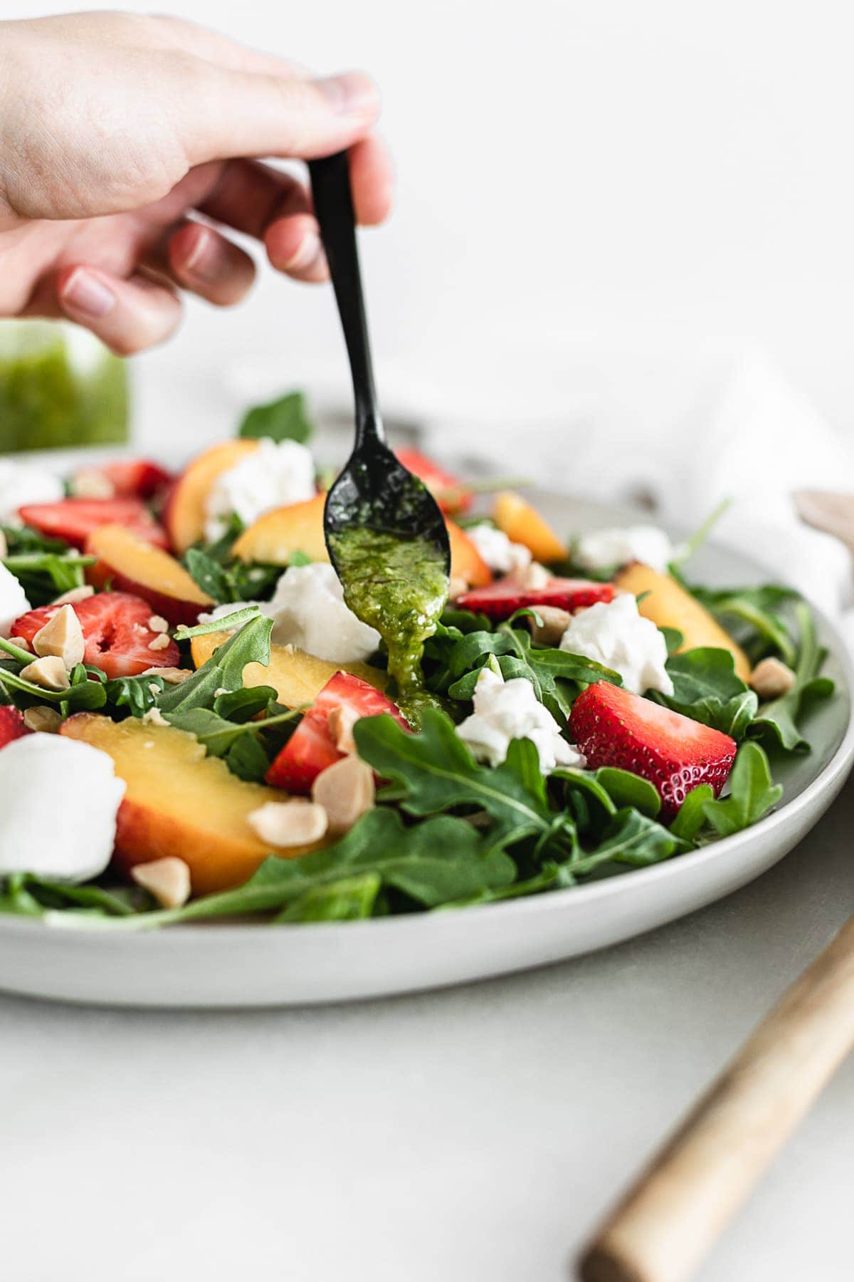 Use your sweet summer peaches and strawberries in this fresh and delicious peach strawberry burrata salad! It is a super easy summer salad that pairs perfectly with your favorite grilled dish. (vegetarian, gluten-free) | via livelytable.com