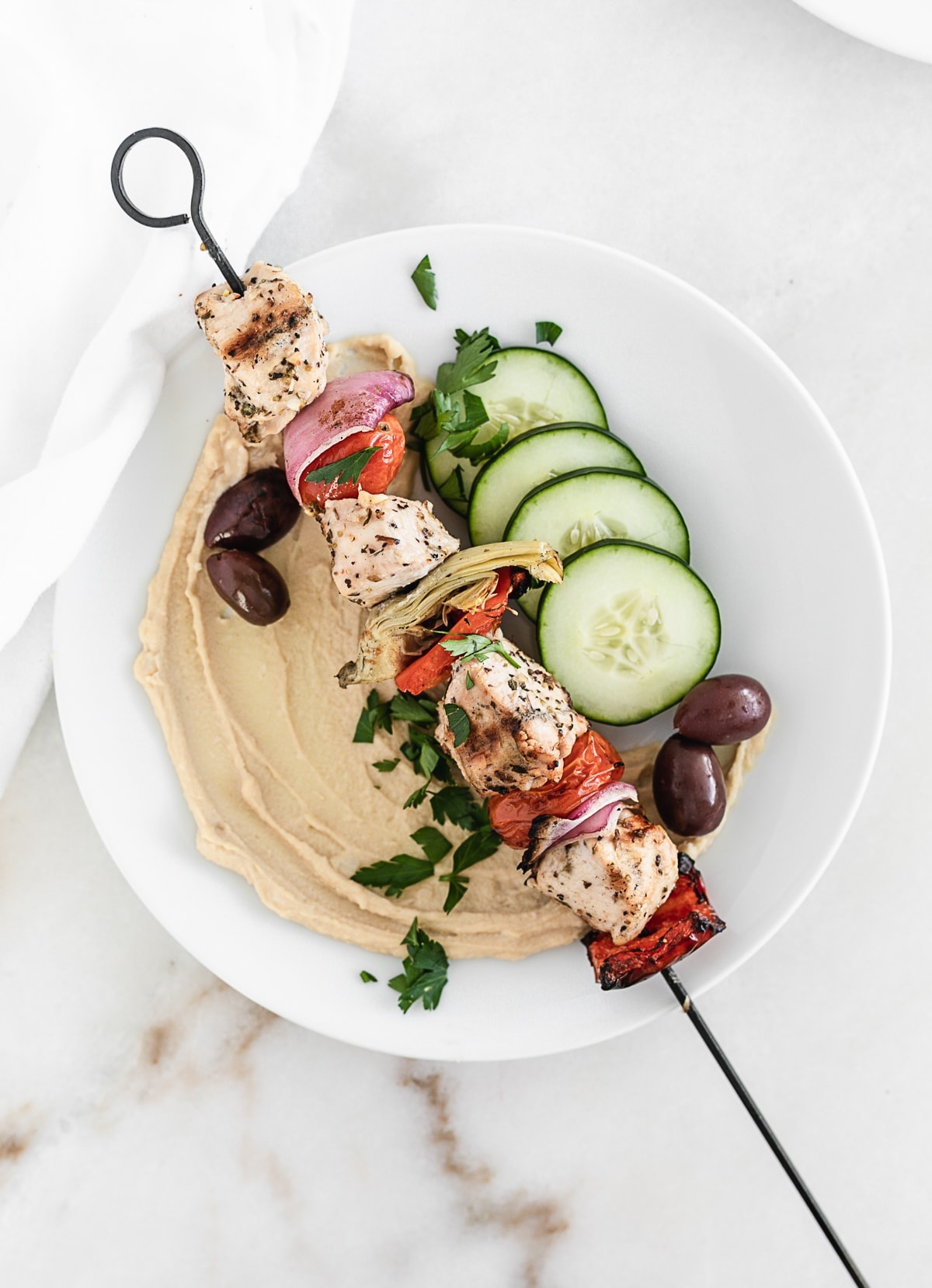 Make the most of late summer produce with these Mediterranean Chicken and Artichoke Kebabs! This healthy dinner is made entirely on the grill, no need for a steamer basket or boiling artichokes. (#glutenfree #dairy-free)| sponsored #artichokes #grilling | via livelytable.com