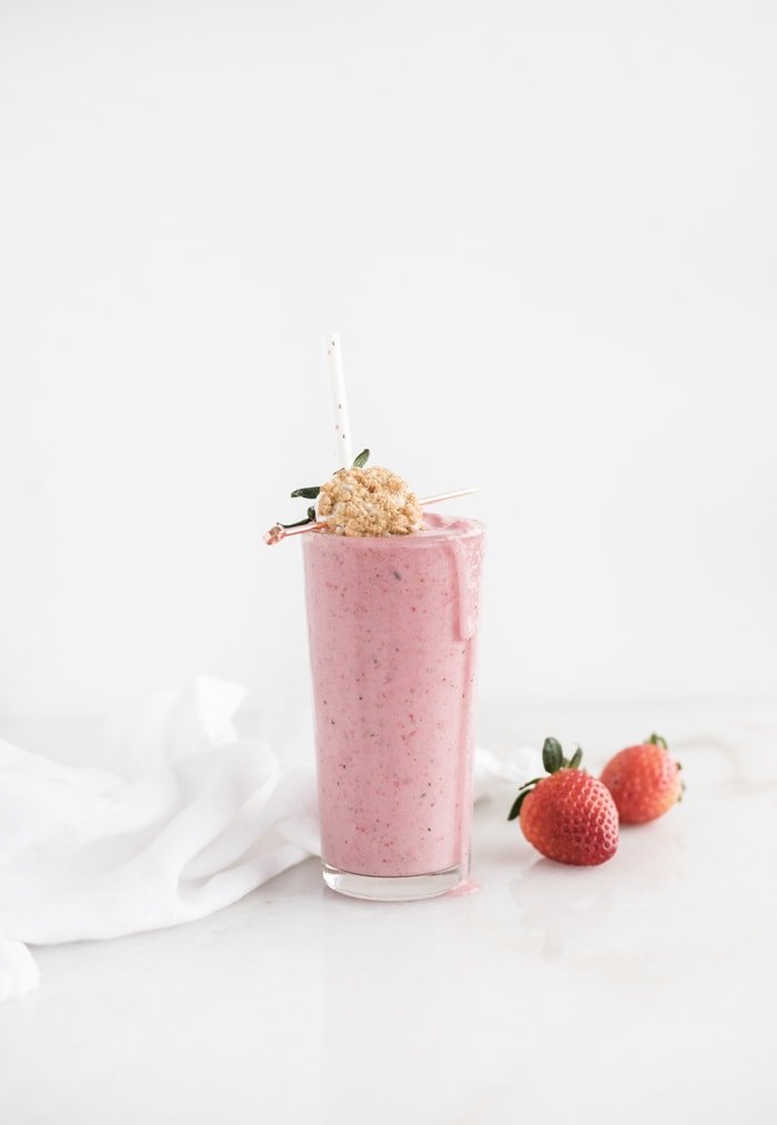 healthy strawberry cheesecake smoothie