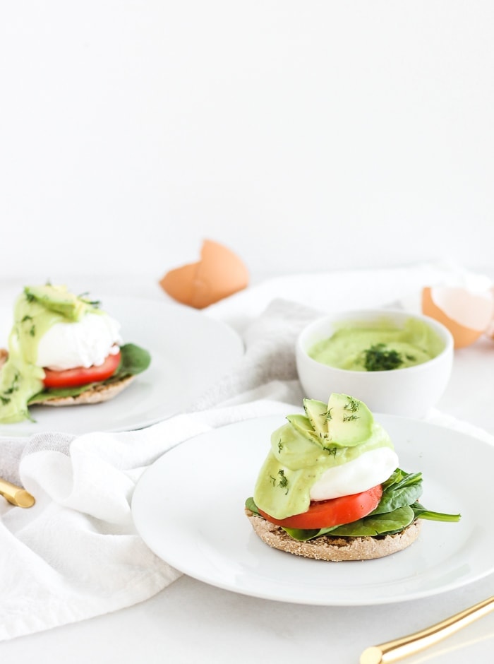 https://livelytable.com/wp-content/uploads/2018/07/california-eggs-benedict-with-avocado-hollandaise-2.jpg