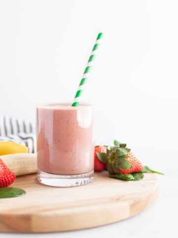 One Ingredient Gives This Strawberry Banana Smoothie More Staying Power