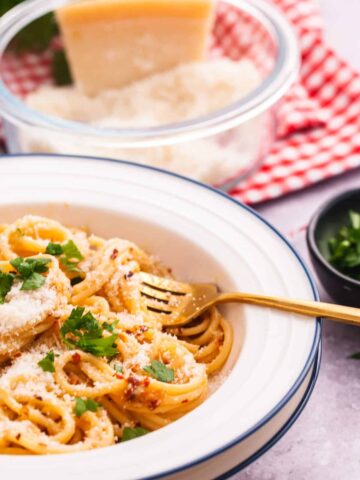 This Italian Pasta Uses Garlic, Olive Oil, And One Pot