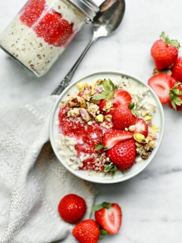 This Strawberry Layer Keeps Ordinary Overnight Oats From Tasting Plain