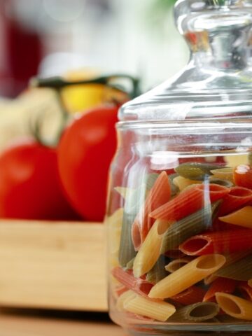 Glass food containers are replacing plastic leftovers boxes in many kitchens as more home cooks choose reusable storage that resists stains, odors, and repeated reheating.