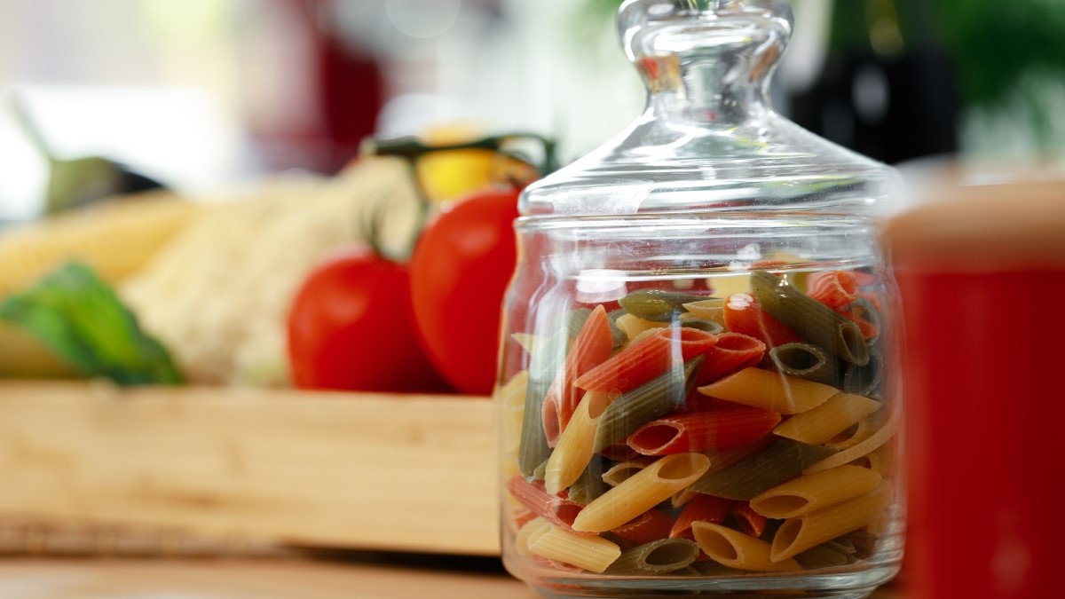 Glass food containers are replacing plastic leftovers boxes in many kitchens as more home cooks choose reusable storage that resists stains, odors, and repeated reheating.