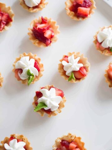 One Vintage Strawberry Dessert Started Returning To Summer Tables