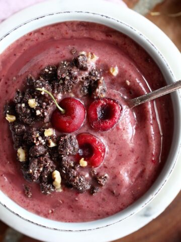 This Cherry Smoothie Bowl Gets Its Crunch From No-Bake Brownie Bits