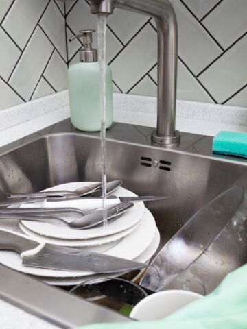 Stainless Steel Sinks Don’t Need Harsh Cleaners, Baking Soda Can Remove the Buildup