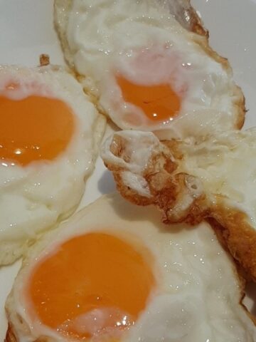 If You Like Crispy Fried Eggs, You Should Know About Lacy Eggs