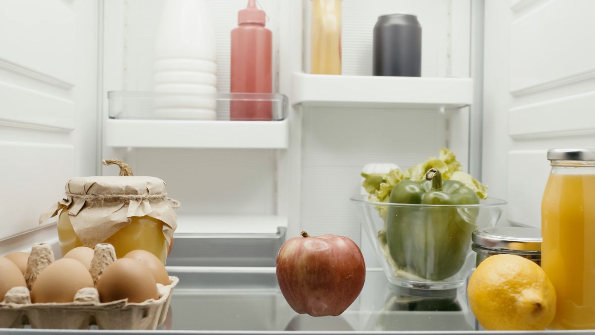 Putting an Open Box of Baking Soda in the Refrigerator: What Does It Help With, and What Can’t It Fix?